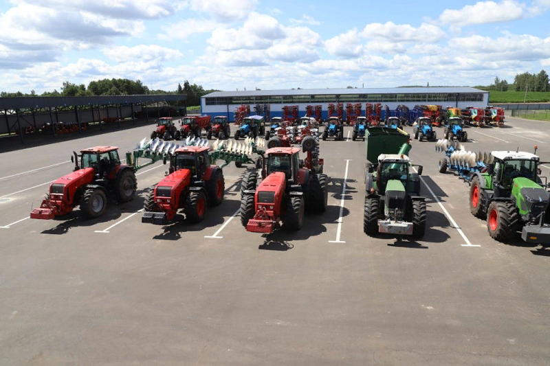 ремонт трактора и комбайна на машинном дворе